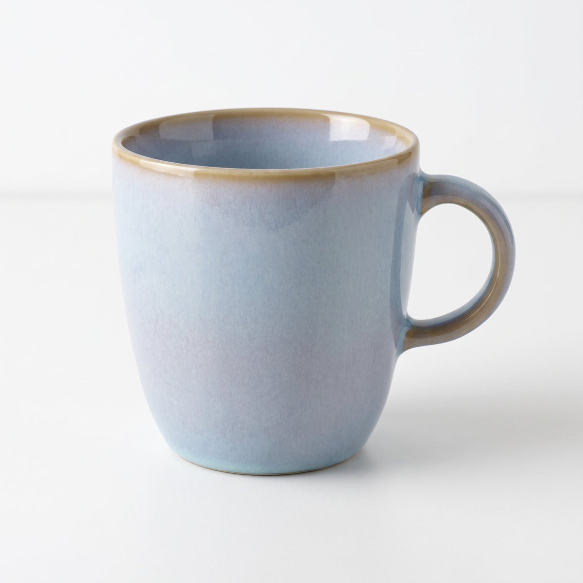Light blue ceramic coffee mug – Elegant design with a glossy finish